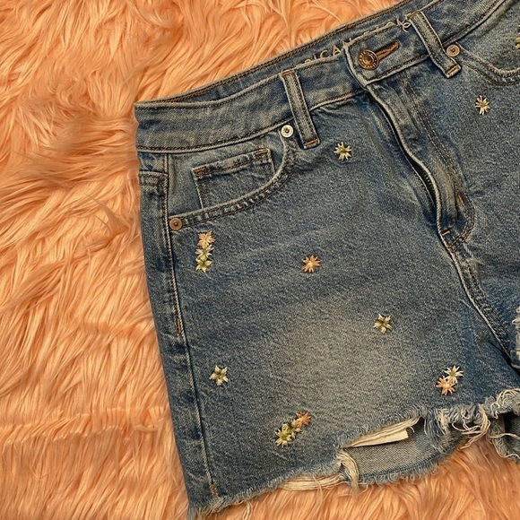American Eagle‎ Floral Embroidered Mom Jean Short Size 0 - Picture 2 of 8